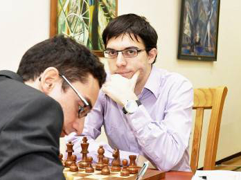 Fabiano Caruana (second joueur mondial) au premier plan avant sa défaite  contre Maxime Vachier Lagrave (Premier ELO Français) au second plan.