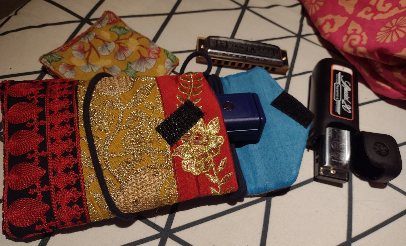 Poche pour deux harmo sous le bras...